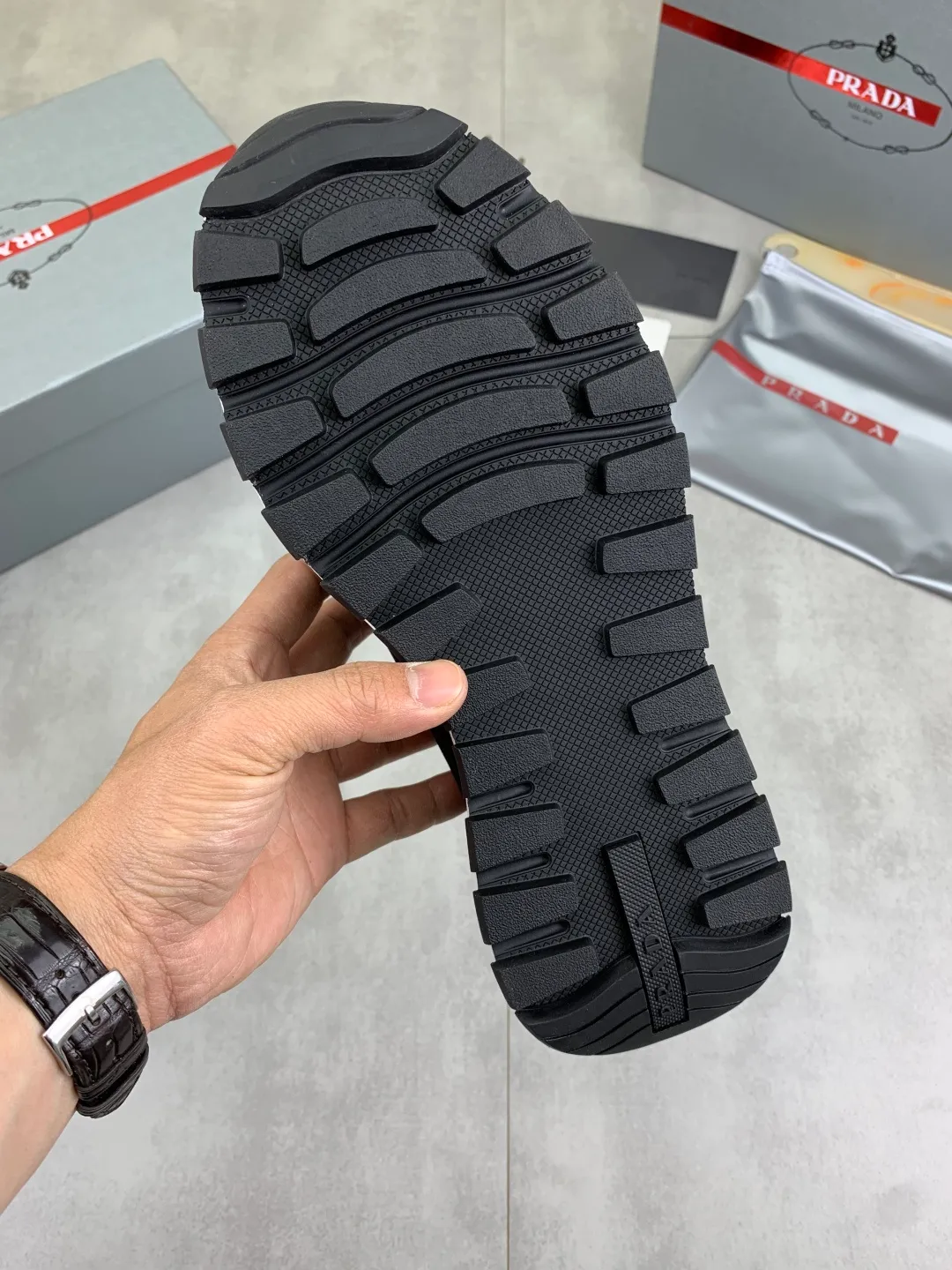 Men's Men's Shoes 💰P500💰【New Style】 (PRADA) The latest model of men's shoes has been launched on the official website in 1:1 copy, synchronized with Hong Kong counters, and on the same catwalk; all made of cowhide Epoxy mesh ➕Imported breathable fabric with cowhide lining, 🍡🍡Original 1:1 rubber outsole, non-slip and wear-resistant; comfortable on the feet, attractive style, fine workmanship, and simple and neat shoe lasts, highlighting a man's boldness and toughness, 👍size 38 to 44 3⃣️Color🉑️Choose